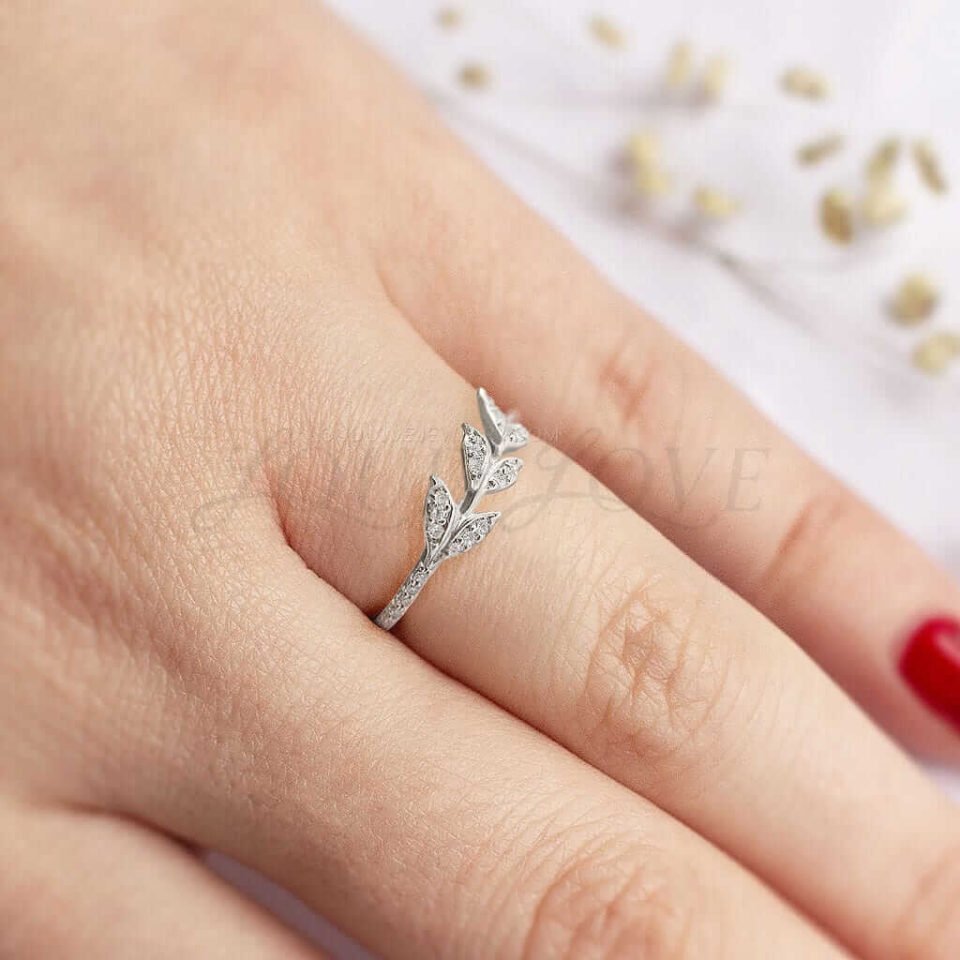Delicate silver arrow ring with shining stones.
