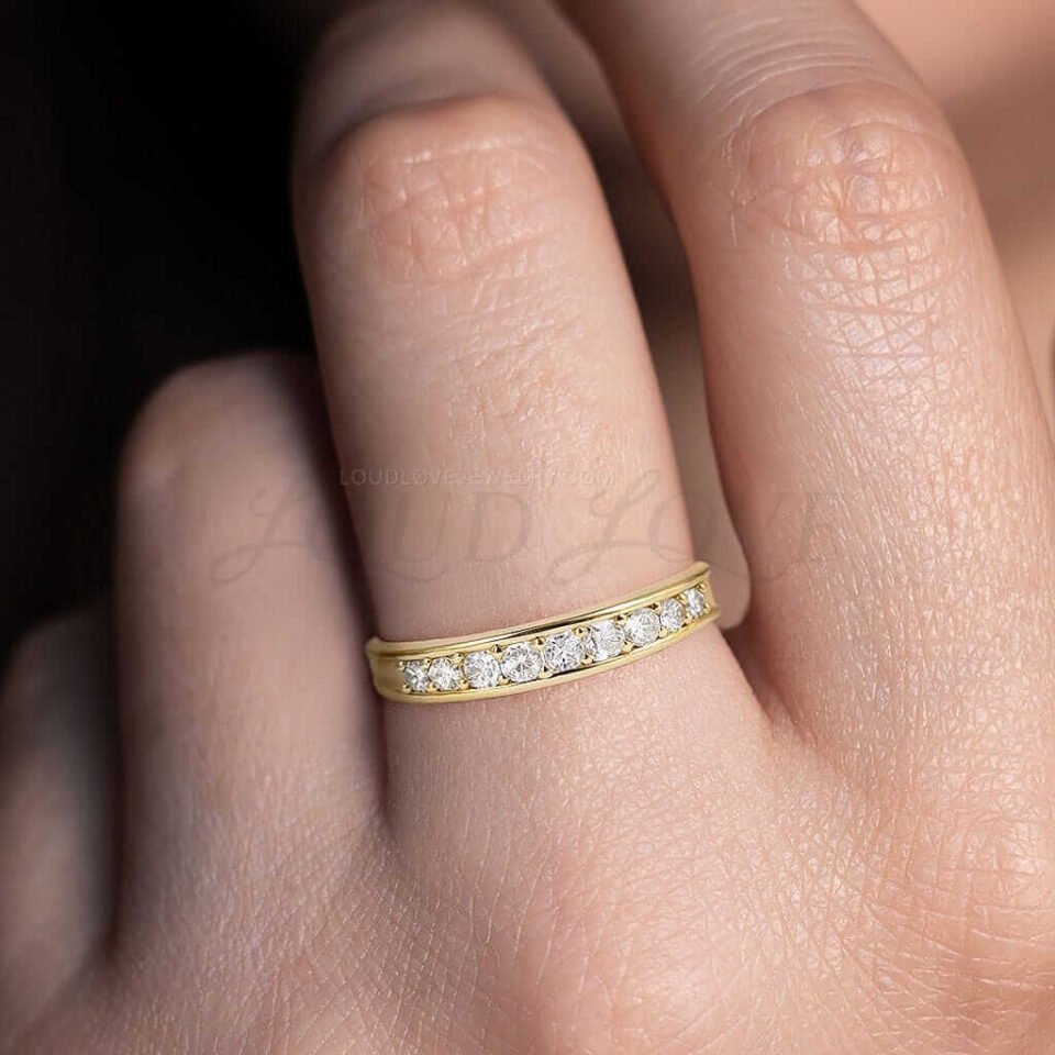 Ring featuring a series of dazzling diamonds or moissanites in eternity.