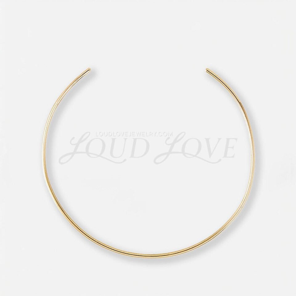 Minimalist choker made of smooth round silver wire, forming a clean and modern circular silhouette.
