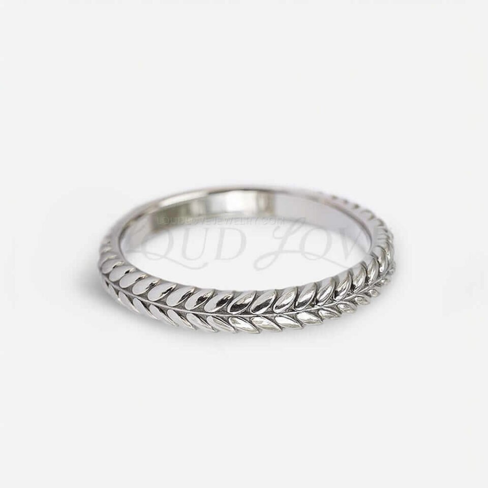Gold ring featuring a classic laurel leaf design for a timeless, elegant look.